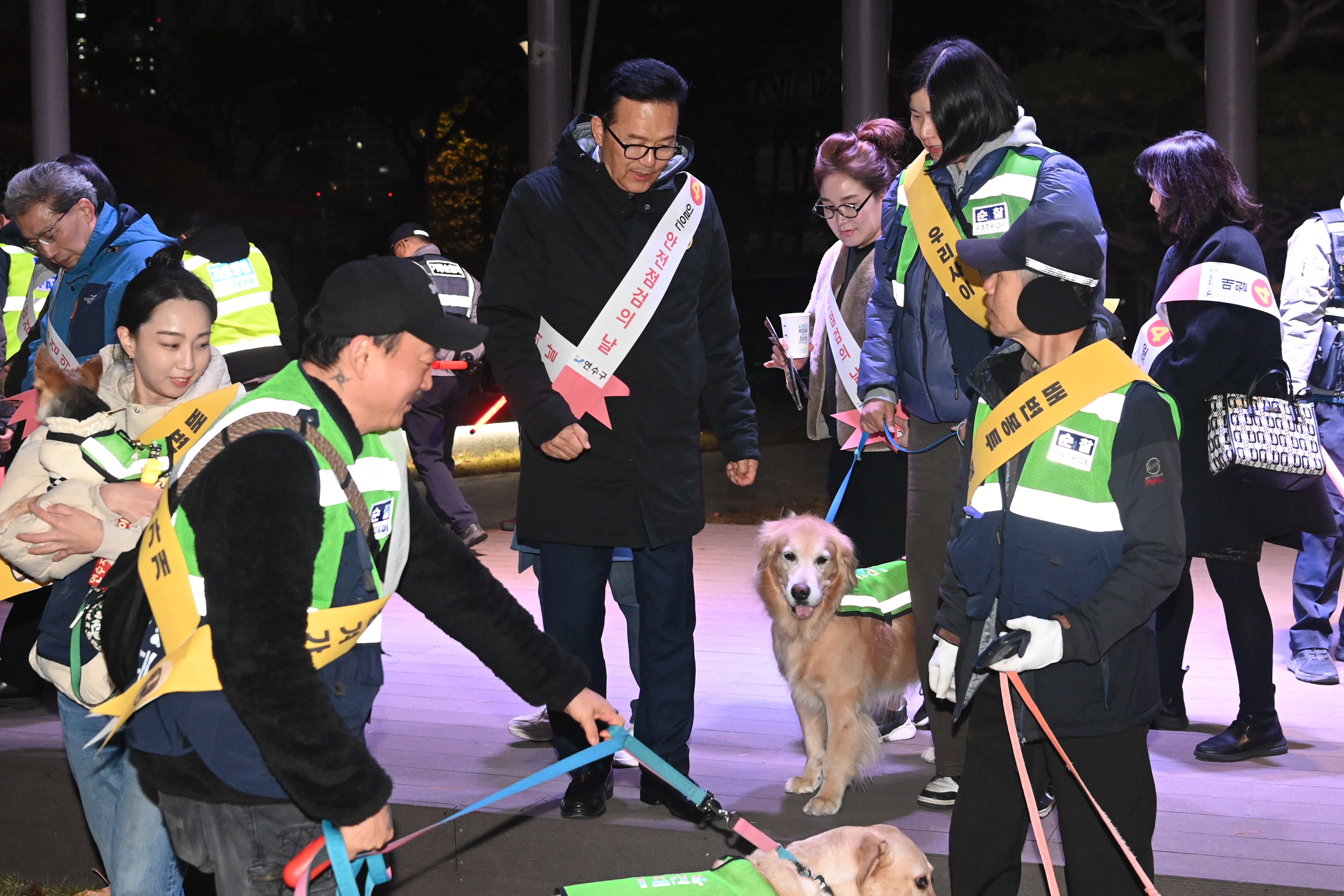 연수구는 지난 18일 반려견 순찰대, 연수2동동춘3동 자율방범대 인천경찰청 기동순찰대 등 50여 명이 참여한 민관경 야간 합동 순찰을 진행했다